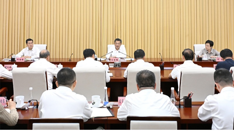 任振鶴在全省府院聯(lián)席會(huì)議上強(qiáng)調(diào)全面提升府院聯(lián)動(dòng)質(zhì)效 以高水平法治護(hù)航高質(zhì)量發(fā)展